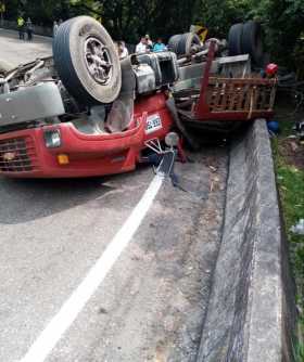 Fotos | Defensa Civil | LA PATRIA Algunos heridos quedaron debajo del vehículo.