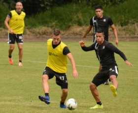 Juan David Rodríguez (17) se recuperó de su lesión y podría ser titular esta tarde al lado de Harlin Suárez y Sebastián Guzmán. 