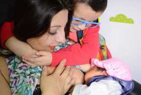 Diana Milena Solarte amamantó a su hija, Zaira Sofía, en la Sala Amiga de la Lactancia Materna del Comando de la Policía Metropo