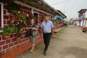 Don Alfonso García y su esposa caminan la calle que la guerrilla construyó hace 15 años.