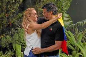 El líder opositor venezolano Leopoldo López abraza a su esposa, Lilian Tintori, en la Embajada de España.