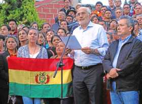 Fotos | Efe | LA PATRIA El opositor Carlos Mesa (centro) habla en conferencia de prensa sobre la situación del país.