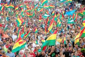 Ciudadanos bolivianos celebraron ayer en Santa Cruz la salida del poder de Evo Morales.
