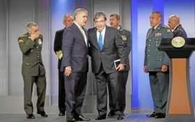 El presidente, Iván Duque, habla con Carlos Holmes Trujillo, después de nombrarlo ministro de Defensa. 