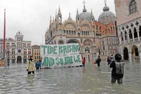 Venecia sigue atenta a la evolución de la marea que ha provocado graves inundaciones en las últimas horas y que la mantiene bloq