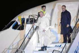 Foto | EFE | LAPATRIA El papa Francisco a su llegada al aeropuerto de Haneda en Tokio. El papa inició una visita al Tailandia y 
