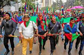 Foto | Efe | LA PATRIA Un centenar de indígenas de varias regiones colombianas se sumaron ayer en Bogotá a las protestas contra 