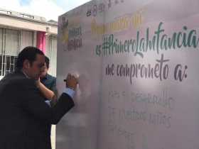 El alcalde electo de Manizales, Carlos Mario Marín Correa, firmó el pacto en el que se comprometió a trabajar por la primera inf