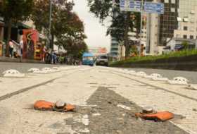 Los vehículos que circulan por este sector deben reducir velocidad al pasar por este refugio peatonal averiado.