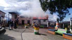 La manguera no alcanzaba a llegar hasta el incendio, por lo que tuvieron que ingeniárselas para apagar las llamas. 