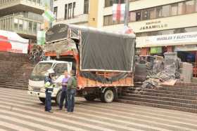 Estacionar vehículos sobre andenes o donde hay señales de Prohibido tiene una multa de $414.058. Sin embargo, los conductores si