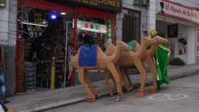 Estos adornos navideños tapaban la semana pasada parte del andén con la cola y parte de la