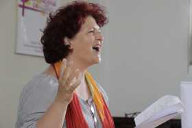 Juana María Echeverry, de Red Nacional de Mujeres Nodo Caldas, leyó el poema Cuerpocírculo previo al conversatorio.