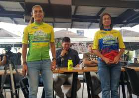 El jueves fue presentada la carrera en el centro de Manizales. Estas son las camisetas que lucirán los deportistas, la de la der