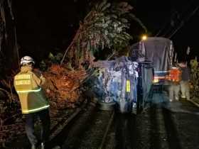 Salimos al sector de la Palma, vía a la Linda, deslizamiento que afecta dos vehículos y cierre total de la vía.