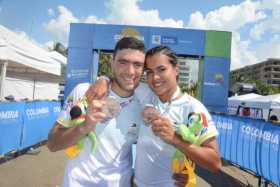 Maira Vargas y Eduardo Londoño exhiben las medallas que ganaron ayer. Vuelven a competir el lunes.
