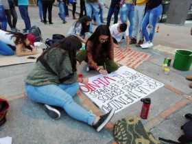 Estudiantes aprovecharon para pintar pancartas. 