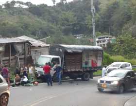 Colisiona una moto frente a camión en la vía antigua a Chinchiná