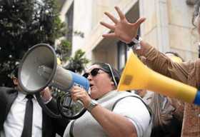 Fotos | EFE | LA PATRIA  Una monja seguidora del expresidente, arenga con un megáfono tras la llegada del político a la Corte Su