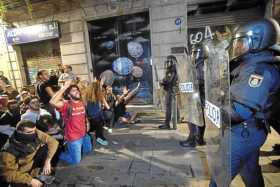 Foto | EFE | LA PATRIA  Manifestantes concentrados en la céntrica Vía Laietana de Barcelona donde se presentaron choques con las