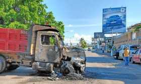 Un vehículo de carga calcinado tras los enfrentamientos de las fuerzas federales con grupos armados, en la ciudad de Culiacán, e