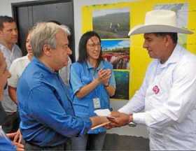 Foto | Tomada de @AbadColorado| LA PATRIA Alexánder Parra con António Guterres, secretario General de la ONU, en visita a Meseta