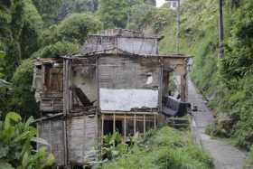 Casas derrumbadas de los vecinos de las hermanas Castaño.