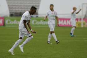 Celebración de Marcelino Carreazo tras convertir el tercer gol en la goleada del Once Caldas ante el Bucaramanga. El extremo se 