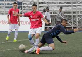 Masíaz Fútbol Club (rojo), el líder de la Copa LA PATRIA. En la segunda fecha le ganó 3-1 a la Alcaldía de Manizales.
