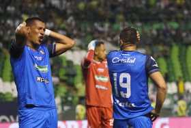 Los jugadores del Blanco lloran porque el capitán, Andrés Felipe Correa, tuvo un choque con un rival y fue retirado en camilla d