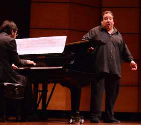 Gestos, un piano y la voz de Valeriano Lanchas 