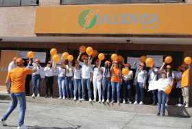 Con globos y mensajes relacionados a la situación que viven, los empleados de Saludvida de Manizales alegaron por su futuro.