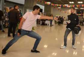 Andrés Felipe Gómez y Alejandro Calderón hicieron una demostración de esgrima durante presentación del programa de deportista ap