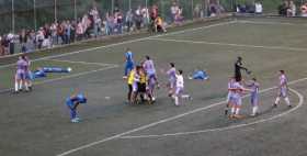 Emociones encontradas tras el pitazo final. Los universitarios celebran, mientras el Once (azul) se lamenta.