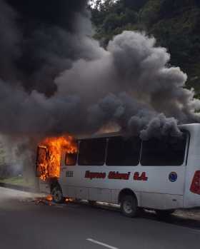 Buseta de transporte público se incendia en la Panamericana 