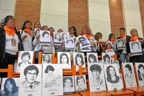 Familiares de víctimas del Palacio de Justicia se manifiestan luego de la sesión de la CorteIDH en Bogotá. 