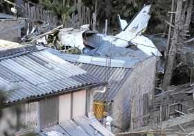 Los restos del avión quedaron sobre el tejado de viviendas del barrio Junín Bajo, situado cerca de la pista del aeropuerto de Po