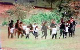 El Colombiano publicó el 7 de junio del 2015 el reportaje Con piñatas y regalos llevan a los niños a la guerra y lo ilustró con 