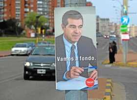 Foto | Montevideo | LAPATRIA Vista de una valla del Partido Colorado de Uruguay. El ambiente está dominado por la paridad en las