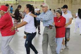 Los adultos mayores gozaron de actividades dirigidas. Bailaron con la música de antaño.