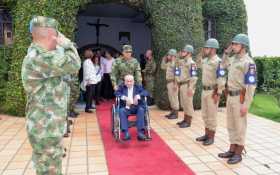 Una calle de honor le rindieron los soldados del Batallón Ayacucho con los trajes típicos de la época al sargento primero (retir