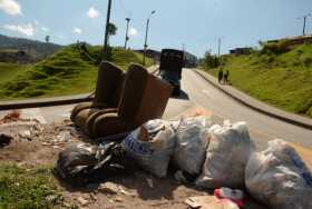 Ayer había bolsas de basura en los andenes aledaños a la glorieta de acceso al Solferino.