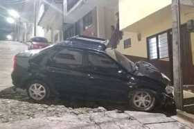 Carro chocó contra poste en Pácora 