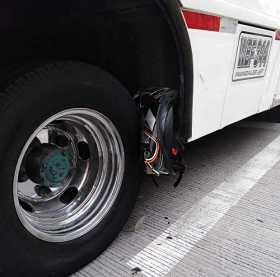 El casco quedó entre la llanta del bus en Manizales