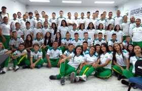 Los colegios de los municipios de Caldas, fuera de Manizales, recibieron ayer los uniformes en la Secretaría del Deporte Departa
