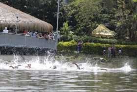 El esfuerzo en el triatlón comienza con la natación, en este caso en el lago Cameguadua, sede del Festival de Verano 2019.