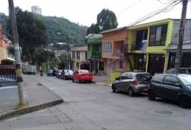  Vehículos estacionados en la vía principal del barrio Viveros perjudican a vecinos, conductores y transeúntes. Dificultan la en