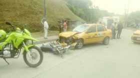 Dos lesionados por colisión de un taxi y una moto en el barrio Samaria