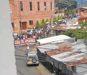 La multitud recorrió las principales calles de Bello con el cadáver de Édgar Pérez Hernández, alias el Oso.