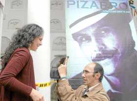 María José Pizarro, hija del líder del M-19 Carlos Pizarro, en la ceremonia para sepultar los restos mortales de su padre.